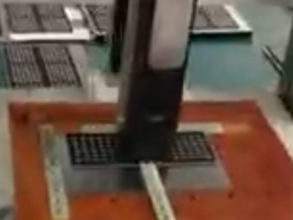 噴碼機配合移動平臺在電磁上噴碼